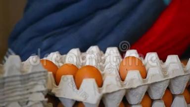 新鲜和生鸡蛋在传<strong>送</strong>带上，被移到包装屋。 <strong>消费</strong>主义，鸡蛋生产，自动化